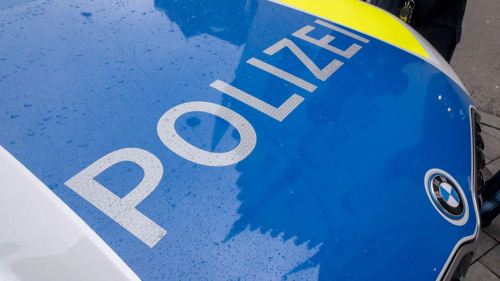 Die Polizei versucht herauszufinden, wie der Mensch im Auto zu Tode kam. (Symbolbild) (Foto: Peter Kneffel/dpa)