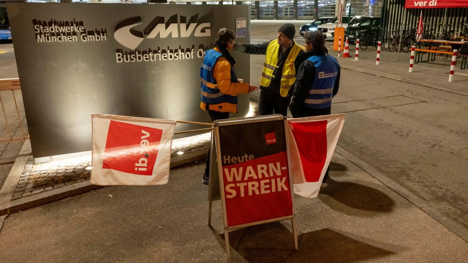 Im Münchner Nahverkehr kann es schon am Dienstag vor allem auf U-Bahnlinien zu Problemen kommen. (Archivbild) (Foto: Peter Kneffel/dpa)