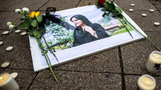 Ein Bild der verstorbenen Iranerin Mahsa Amini, die in der vergangenen Woche im Iran nach ihrer Verhaftung durch die Sittenpolizei gestorben war, ist während einer Solidaritätskundgebung zu sehen. (Foto: Christoph Reichwein/dpa)