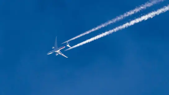 Deutschland soll mithelfen, den globalen Luftverkehr insgesamt klimaneutral und umweltgerecht zu gestalten. (Foto: Daniel Karmann/dpa)