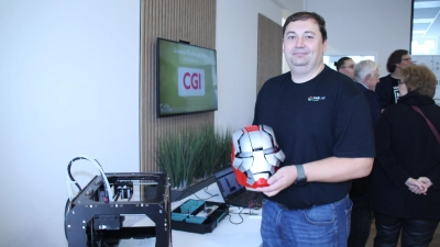Frank Webert vom FabLab zeigte Besucherinnen und Besuchern einen im 3D-Drucker produzierten Helm mit verschiedenen technischen Gimmicks. Natürlich fühlte sich so mancher dabei an die Iron-Man-Filme erinnert. (Foto: Robert Maurer)