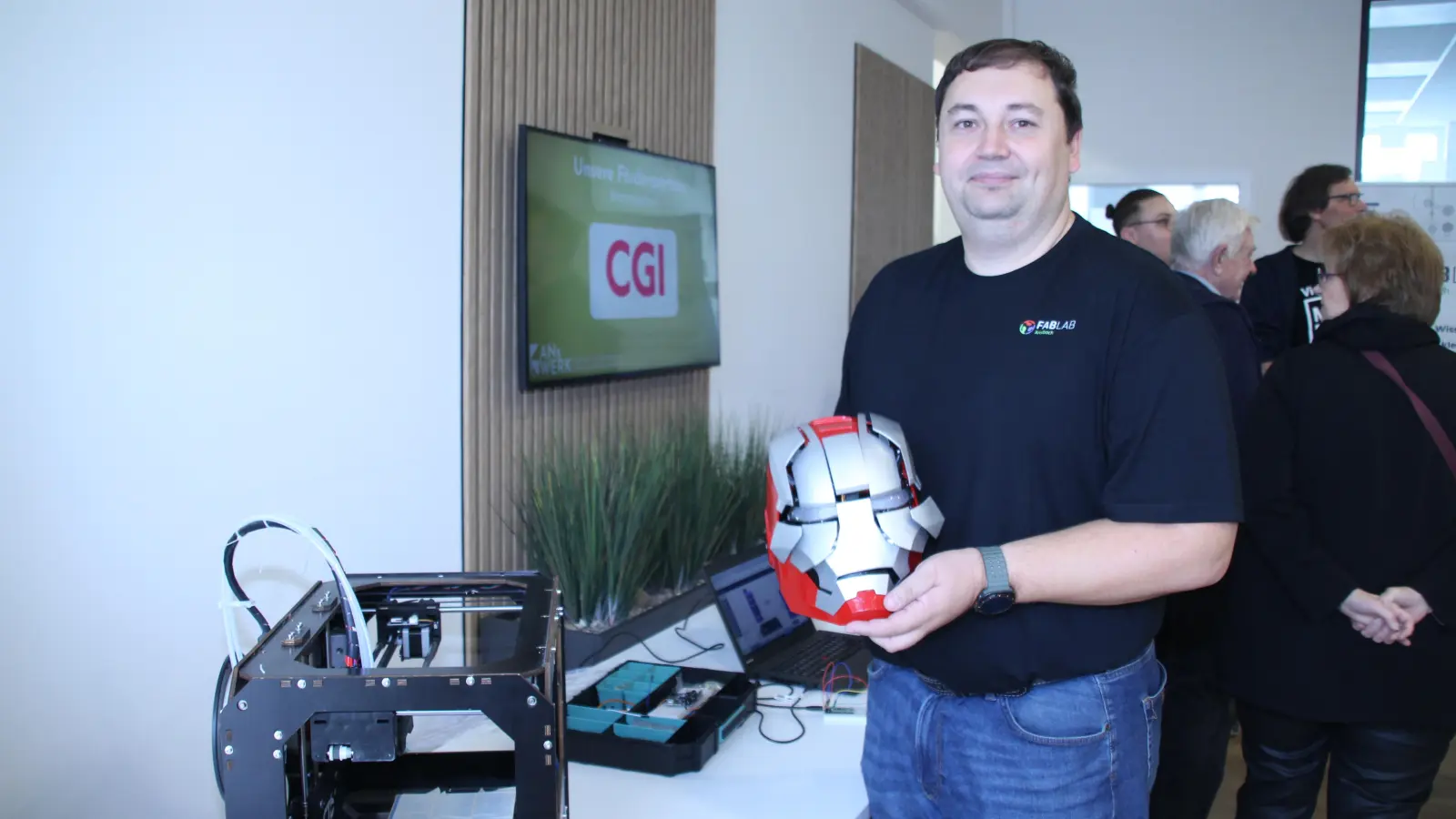 Frank Webert vom FabLab zeigte Besucherinnen und Besuchern einen im 3D-Drucker produzierten Helm mit verschiedenen technischen Gimmicks. Natürlich fühlte sich so mancher dabei an die Iron-Man-Filme erinnert. (Foto: Robert Maurer)