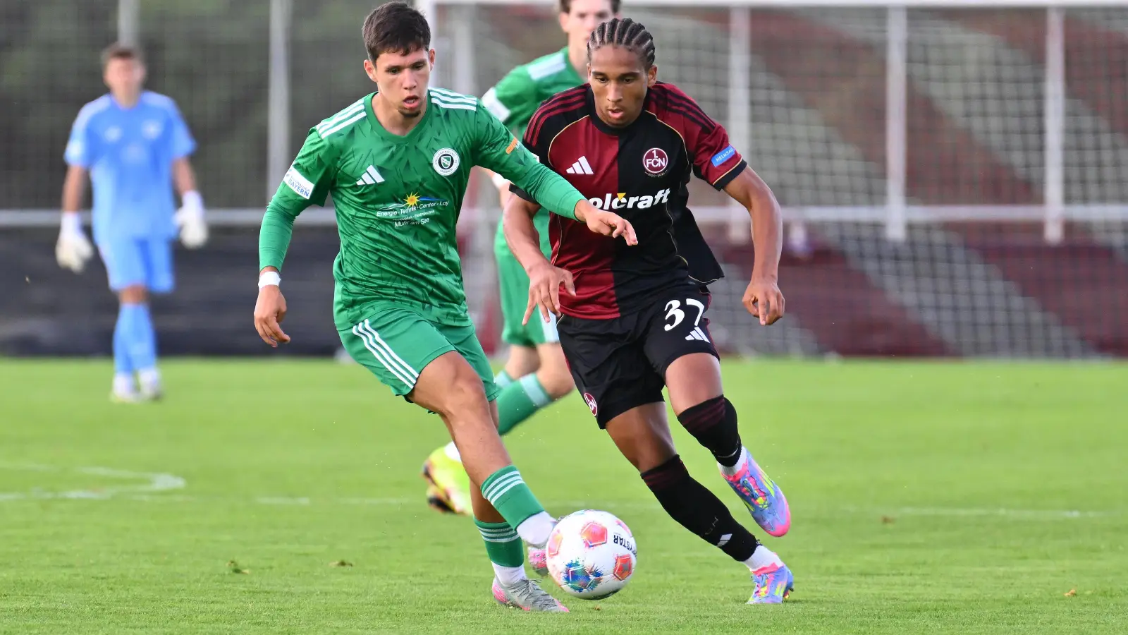 Torschütze Noah Maboulou (rechts, hier mit Björn Angermeier) hielt die Ansbacher Abwehr auf Trab. (Foto: Sportfoto Zink / Wolfgang Zink)