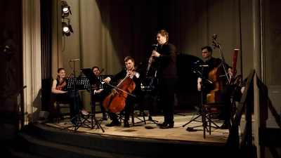 Der Klarinettist Sebastian Manz und der Cellist Andrei Ioniță, umringt von Kollegen, interpretieren Svante Henrysons „Off Pist“. (Foto: Thomas Wirth)