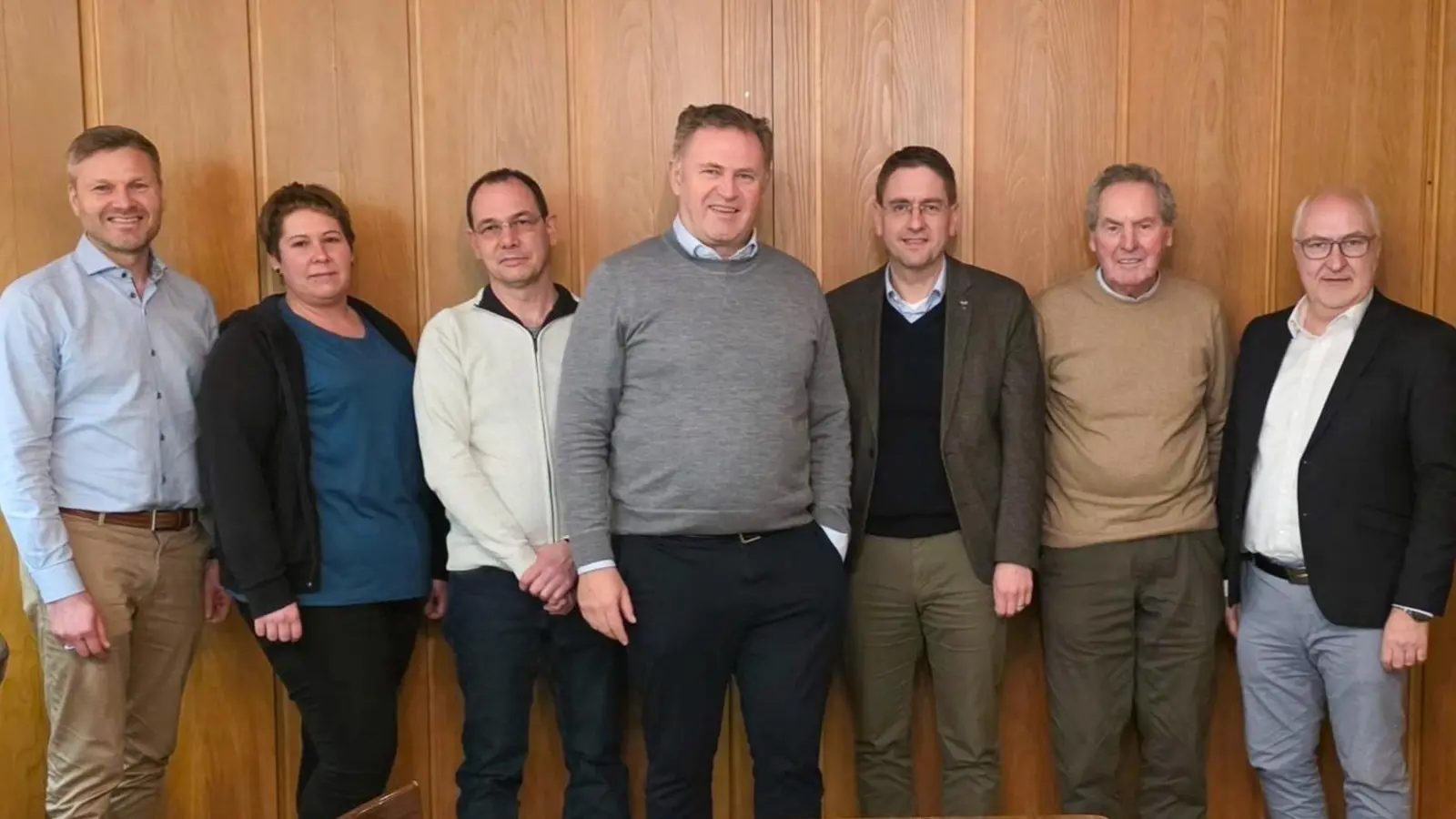 Sprachen bei der Jahresversammlung der Gebietsverkehrswacht Dinkelsbühl über den Radwegeausbau (von links): Markus Kober, Stefanie Panzino, Kai Pause, Vorsitzender Klaus Huber, Landrat Dr. Jürgen Ludwig, Ernest Forster und Landtagsabgeordneter Helmut Schnotz. (Foto: privat)