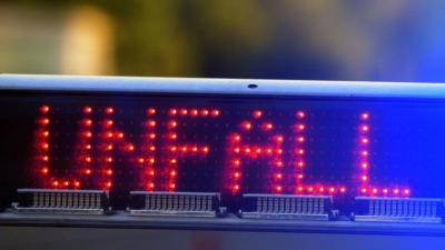 Ein Mensch ist bei einem Unfall mit einem Lastwagen auf der A3 gestorben. (Symbolbild)  (Foto: Stefan Puchner/dpa)