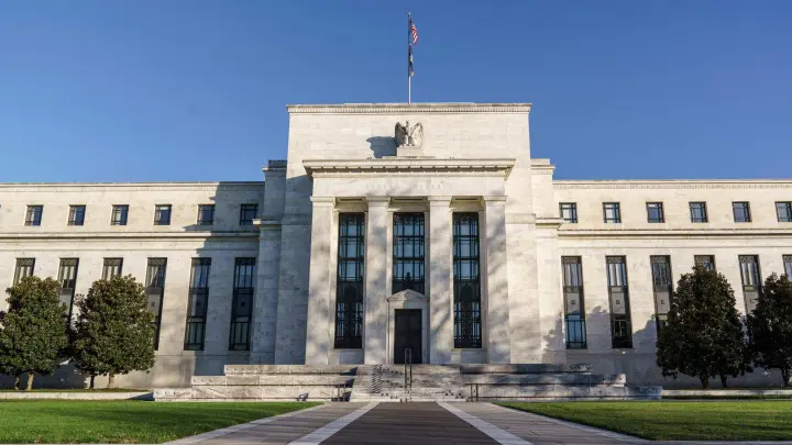 Zur Bekämpfung der hohen Inflationsrate erhöht die US-Notenbank ihren Leitzins erneut. (Foto: J. Scott Applewhite/AP/dpa)