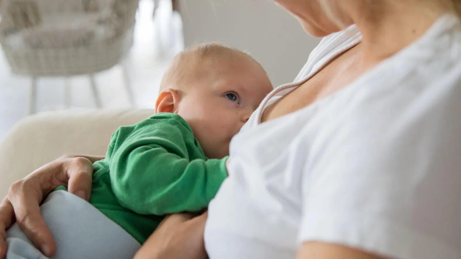 Wer stillen möchte, hat Anspruch auf Unterstützung und bestimmte Rechte. (Foto: Christin Klose/dpa-tmn)