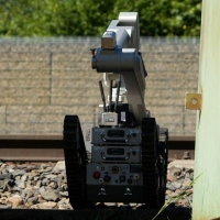 Ein Roboter ist auf dem Bahnhofsgelände im Einsatz. (Foto: Felix Kirberg/dpa)