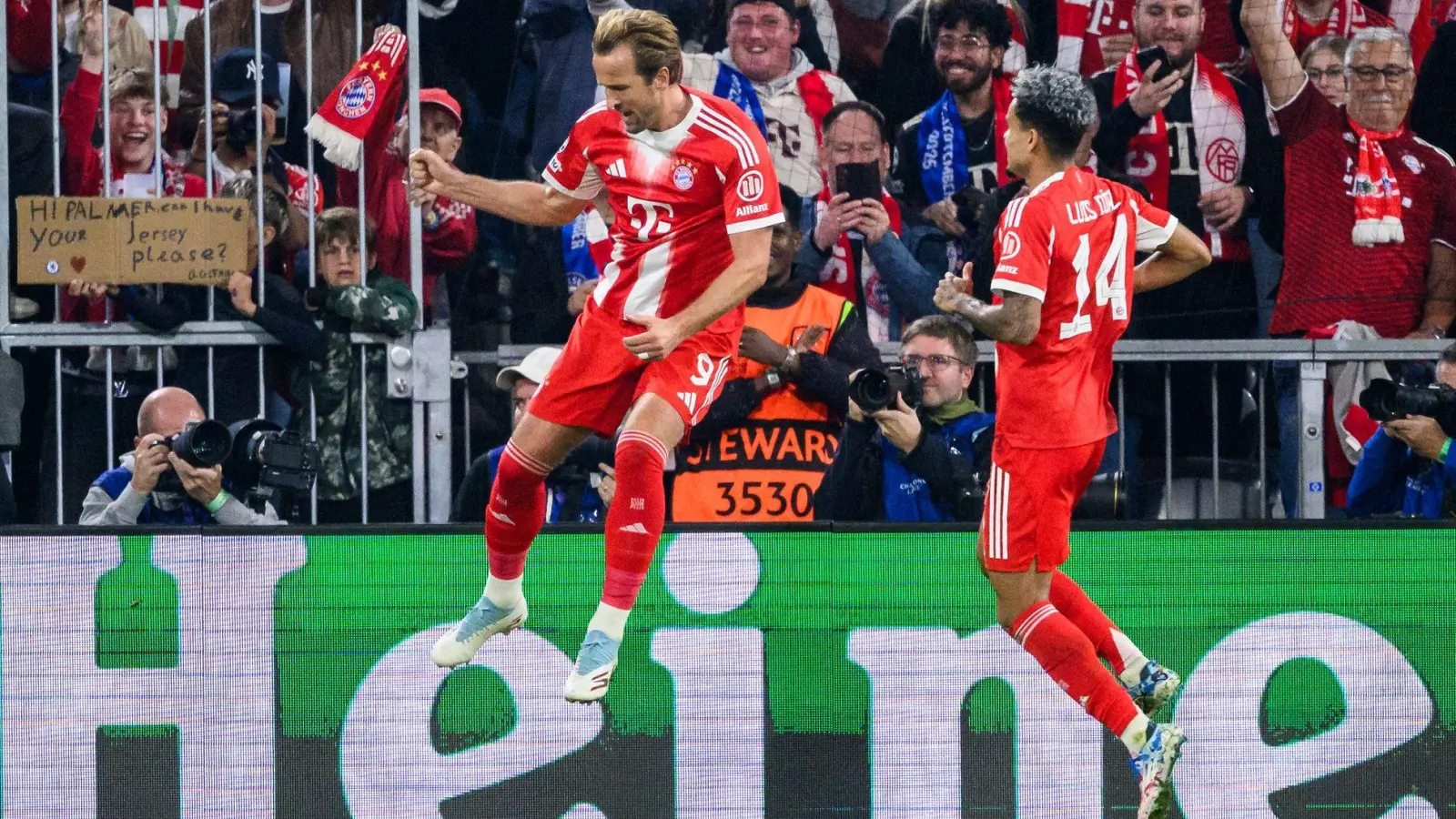 Harry Kane hebt nach seinem 3:1 ab zum Torjubel, rechts freut sich Luis Díaz.  (Foto: Tom Weller/dpa)