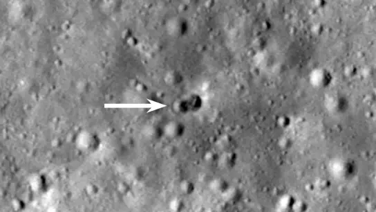 Die Überreste einer Rakete sind nahe des Hertzsprung-Kraters auf dem Mond zu sehen. (Foto: -/NASA/GSFC/Arizona State University/dpa)