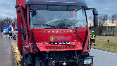 Am Donnerstagmorgen kam es bei Obernzenn im Landkreis Neustadt/Aisch-Bad Windsheim zu einem Zusammenstoß zwischen einem Kleinlaster und einem Lkw. (Foto: Feuerwehr Obernzenn)
