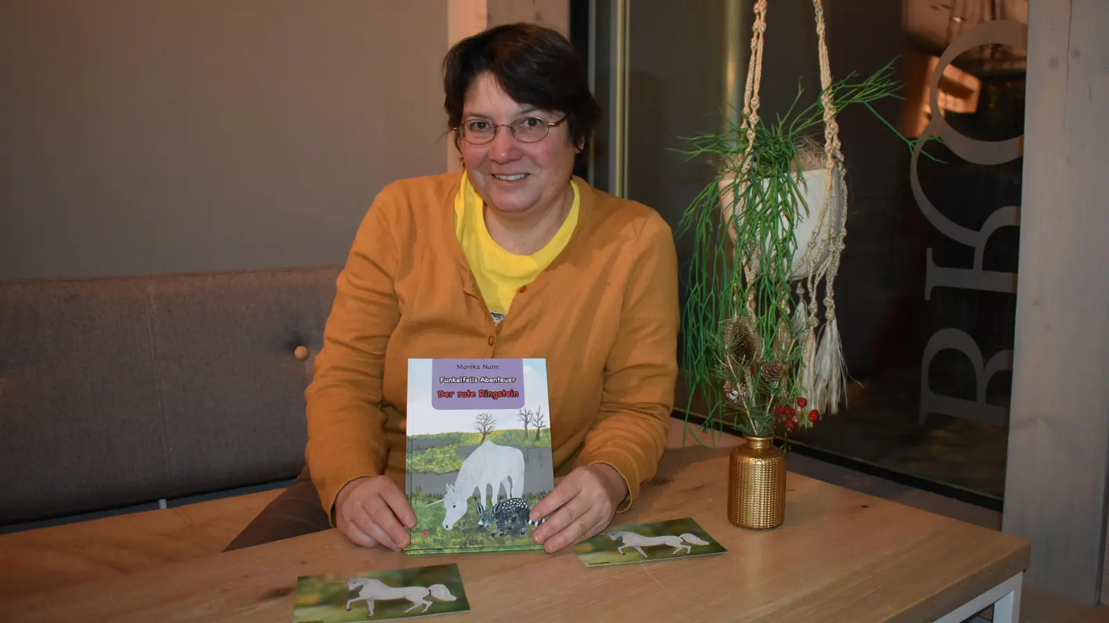 Die Biologin Moni Nunn hat ihr zweites Kinderbuch geschrieben. Es ist Teil einer Reihe, in der das Einhorn Funkelfell und seine Freunde so manches Abenteuer erleben. (Foto: Ute Niephaus)