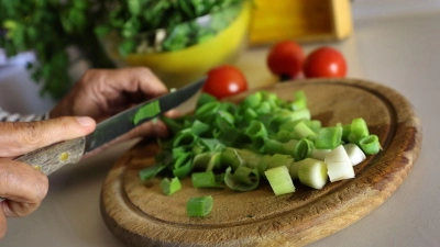 Milder Genuss: Frühlingszwiebeln schmecken fein-würzig und sind deutlich milder und bekömmlicher als klassische Gemüsezwiebeln. (Foto: Karl-Josef Hildenbrand/dpa/dpa-tmn)