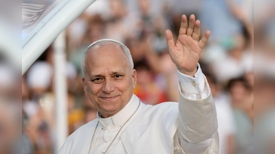 Papst Leo XIV. grüßt die rund 40.000 Teilnehmer einer Vigilie im Olympiastadion in Barcelona. (Foto: Bernat Armangue/AP/dpa)
