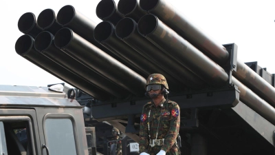 Ein Offizier steht während einer Militärparade auf einem mit Raketen beladenen Lastwagen. (Foto: Aung Shine Oo/AP/dpa)