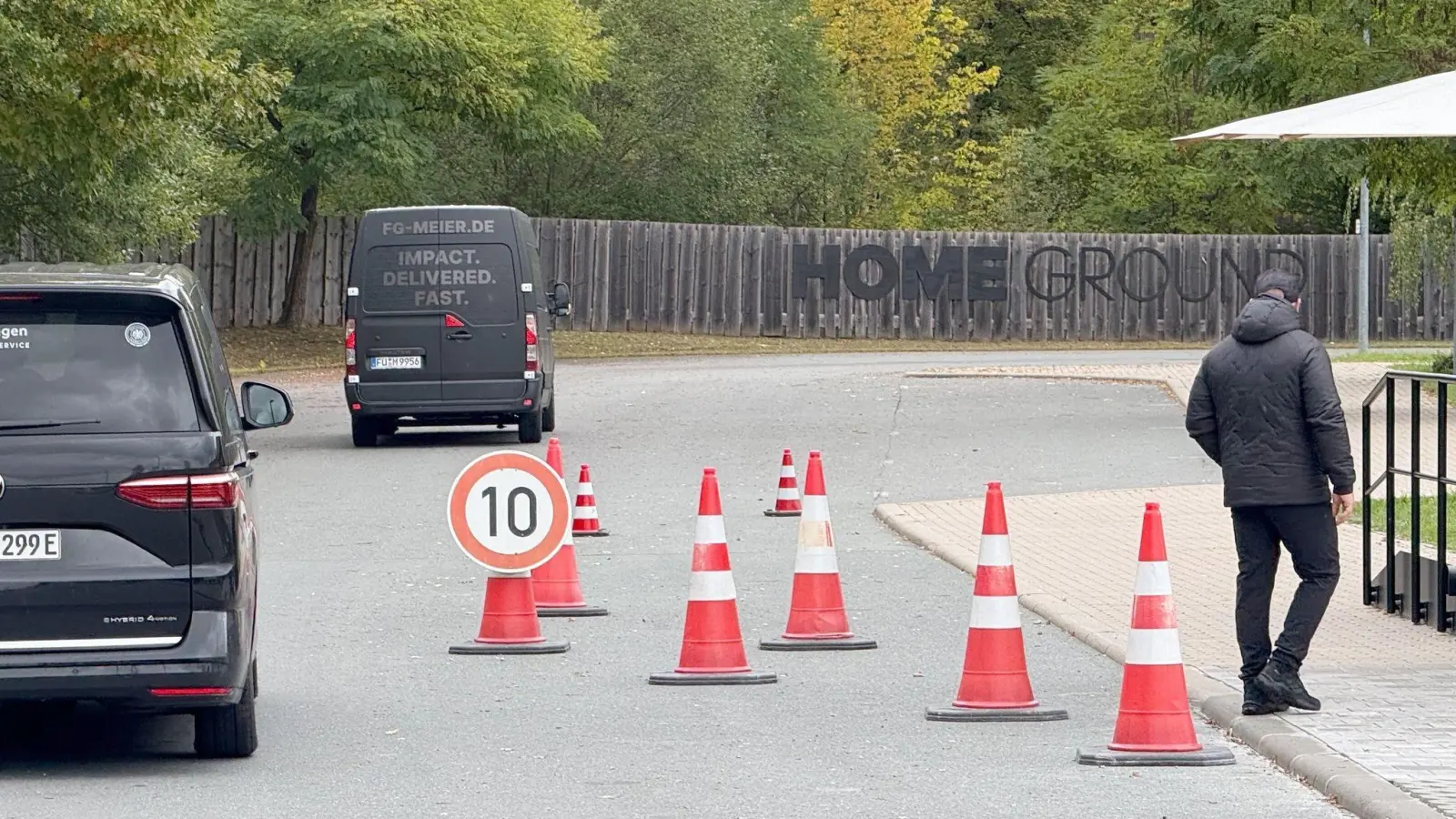 Treffpunkt Franken: Der erkrankte Nick Woltemade saß in keinem der Kleinbusse, die in Herzogenaurach vorfuhren.  (Foto: Klaus Bergmann/dpa)