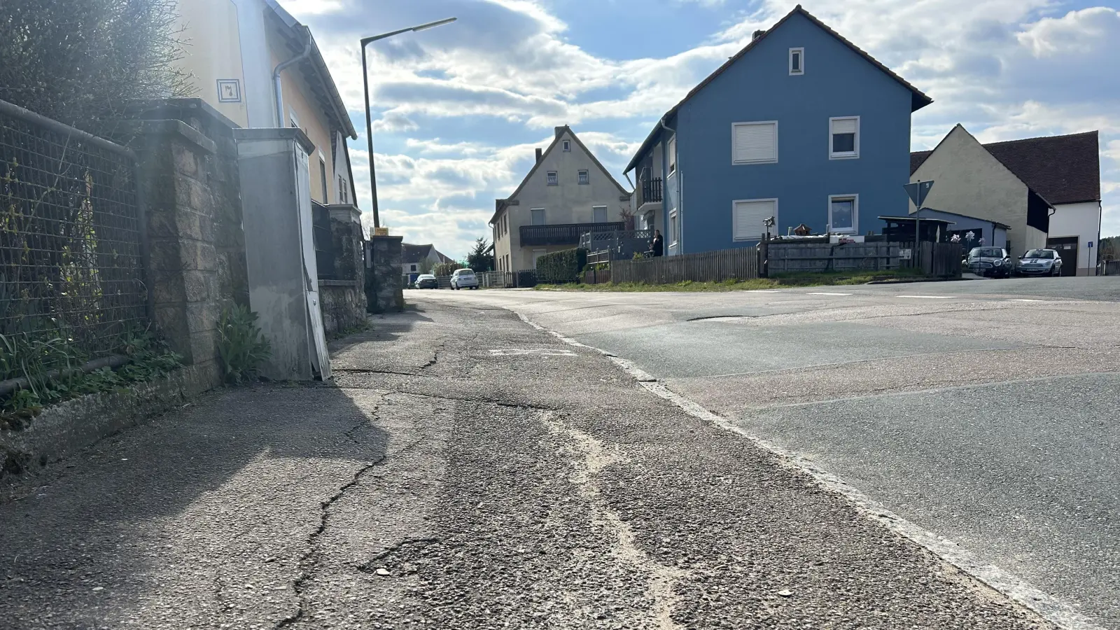 Auf der Langenloher Straße ist der Gehsteig kaum als solcher erkennbar, die Schäden jedoch sind deutlich sichtbar. Für die Sanierung meldet die Gemeinde Bedarf an Fördermitteln an.  (Archivbild: Florian Pöhlmann)