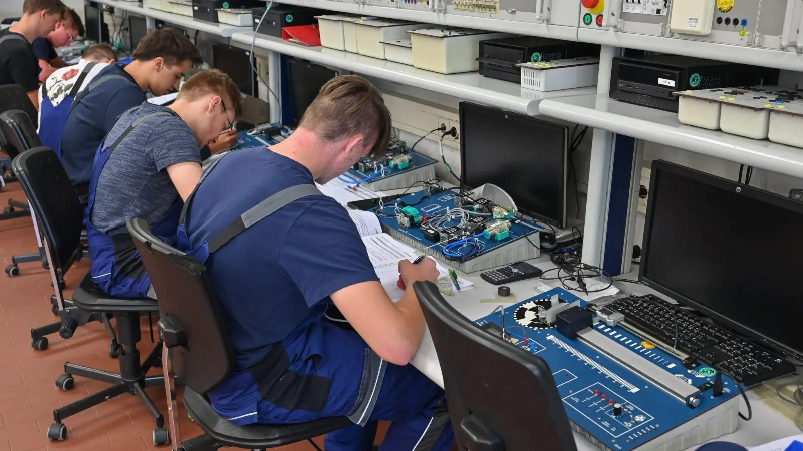 In der Ausbildungsstätte vom Braunkohlekraftwerk Jänschwalde wollen Leag und Deutsche Bahn ihre Fachkräfte gemeinsam ausbilden. (Foto: Patrick Pleul/dpa)