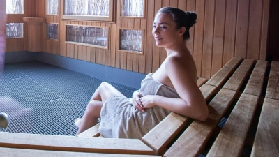 Damit Keime keine Chance haben, trägt man in der Sauna am besten Tageslinsen, die im Anschluss entsorgt werden. (Foto: Christin Klose/dpa-tmn)