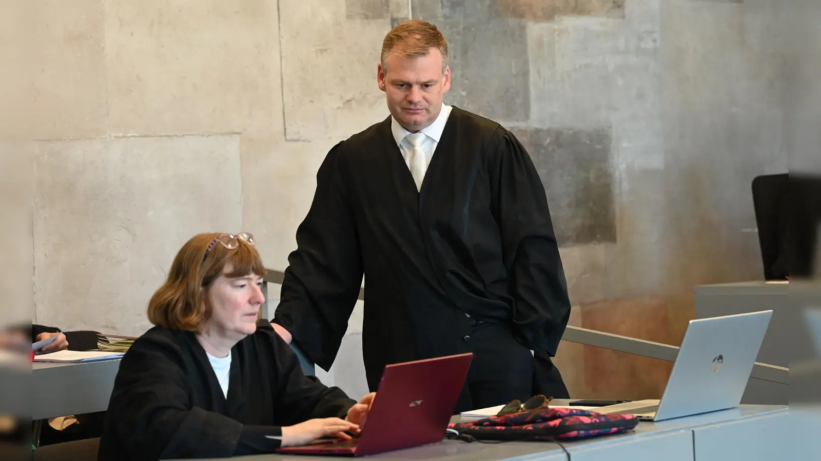 Julia Weinmann und Dr. Wolfgang Staudinger äußerten starke Zweifel an Unterlagen aus dem Irak. Niemand könne abschätzen, was daran wahr sei, so die Verteidiger.  (Foto: Manfred Blendinger)