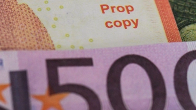 Gefälschte Euro-Banknoten. (Foto: Boris Roessler/dpa)