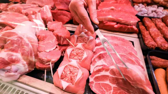 Verschiedene Sorten Schweinefleisch und Rindfleisch liegen in einer Fleischtheke in einem Supermarkt. (Foto: Jan Woitas/dpa-Zentralbild/dpa)