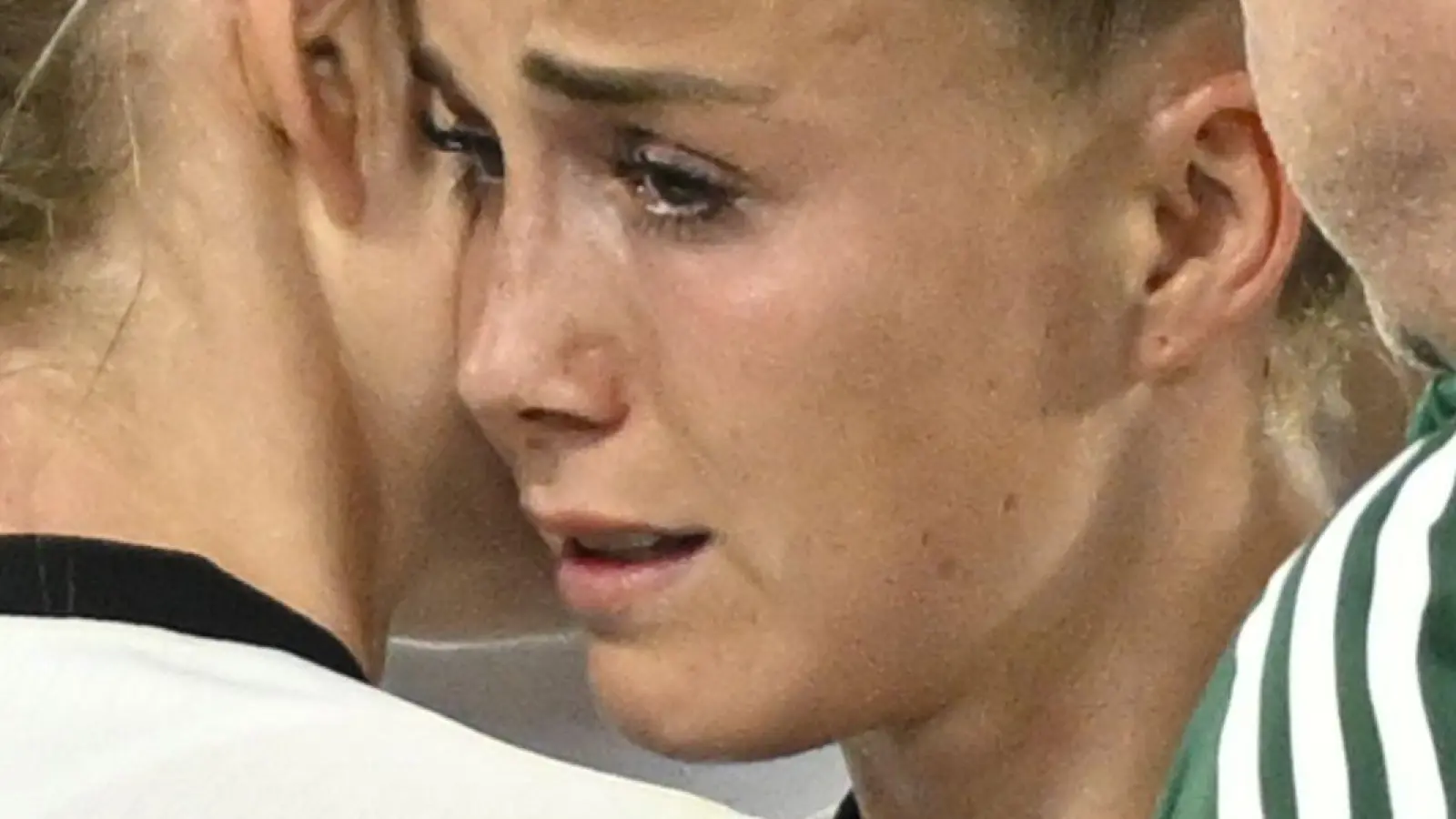 Ein Bild, das alles sagt: Für Giulia Gwinn ist die EM früh beendet.  (Foto: Gian Ehrenzeller/KEYSTONE/dpa)