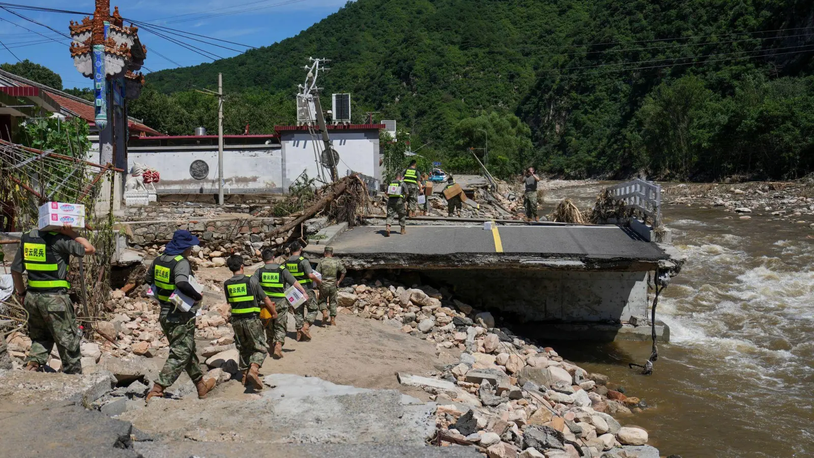 Soldaten im Bezirk Miyun am Stadtrand von Peking liefern Hilfsgüter. Die Region wurde besonders schwer getroffen. (Foto: Ju Huanzong/Xinhua/AP/dpa)