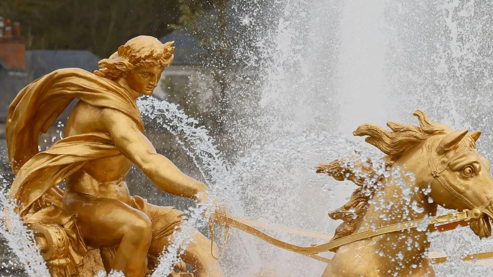 Fontänenspektakel: Der Brunnen des Apollo-Wagens wird nach der Renovierung im Park des Schlosses von Versailles wieder mit Wasser versorgt. (Foto: Thomas Padilla/AP)
