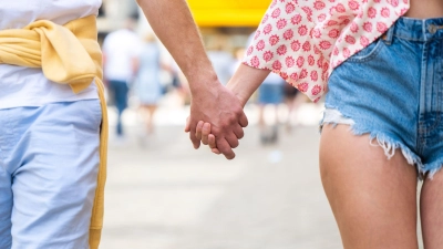 Der Wunsch nach Nähe: Viele asexuelle Menschen führen sehr liebevolle, romantische Beziehungen. (Foto: Mohssen Assanimoghaddam/dpa/dpa-tmn)