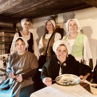 Liane Döhler-Mauer, Camilla Ebert (vorne von links), Christina Schott, Elena Kandert und Olga Reinhard (hinten von links) haben Spaß dabei, die Handwerkerwitwe Walburga zu verkörpern. (Foto: Corinna Müller)