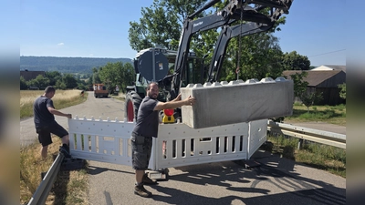 Schweres Geschütz fahren die Bauhofmitarbeiter aus Gallmersgarten auf, damit findige Verkehrsteilnehmer die Sperre nicht 'umschiffen'. (Foto: Hans-Bernd Glanz)
