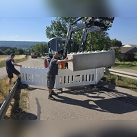 Schweres Geschütz fahren die Bauhofmitarbeiter aus Gallmersgarten auf, damit findige Verkehrsteilnehmer die Sperre nicht 'umschiffen'. (Foto: Hans-Bernd Glanz)