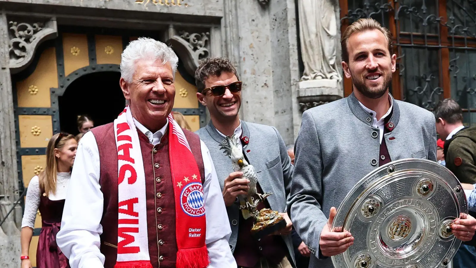 OB Dieter Reiter (im Foto links mit Thomas Müller und Harry Kane) ist bekennender Fan des FC Bayern. (Archivbild)  (Foto: Daniel Löb/dpa)