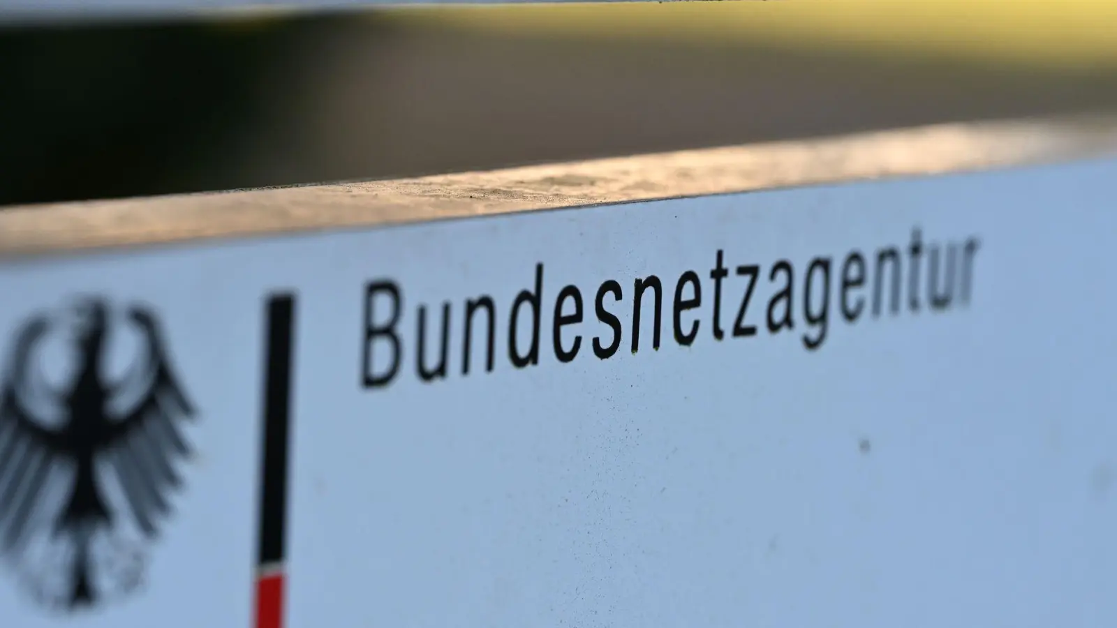 Die Bundesnetzagentur kann eine Anlaufstelle für Verbraucherinnen und Verbraucher sein, die Ärger mit Brief- oder Paketsendungen haben. Sie ist aber nicht die einzige. (Foto: Wolf von Dewitz/dpa)