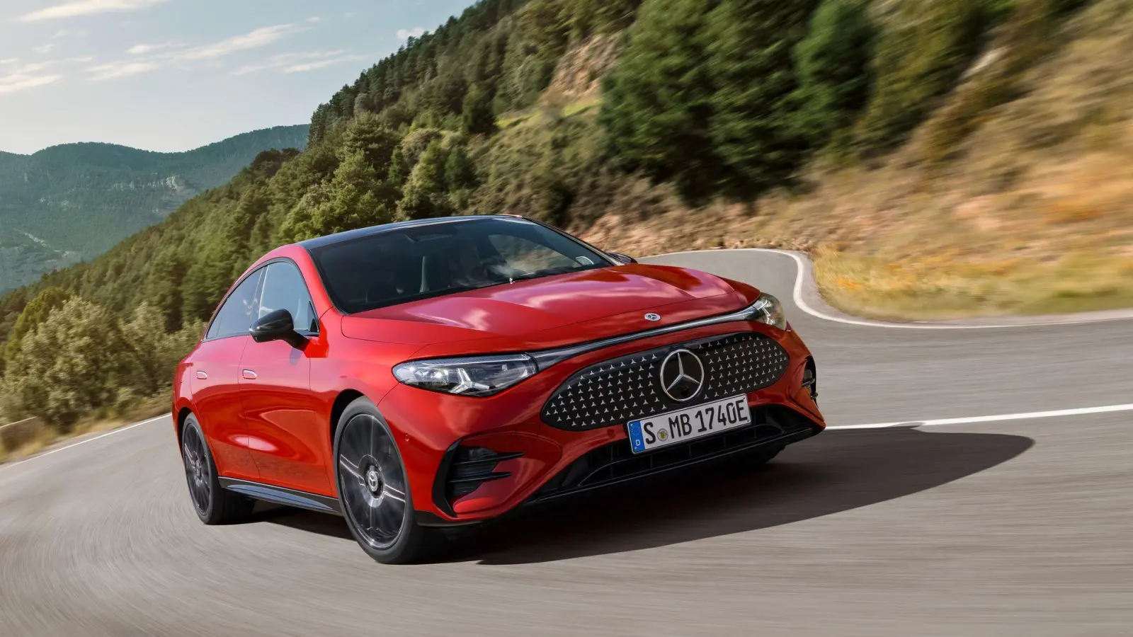 Eine neue Kurve nehmen: Der CLA kommt zunächst als vollelektrisches Modell auf den Markt - später folgen Hybride. (Foto: Mercedes-Benz AG/dpa-tmn)