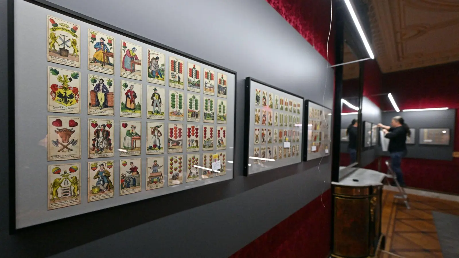 Im Residenzschloss Altenburg ist ab dem 21. Mai die Sonderausstellung „Alles in einer Hand - 100 Jahre Spielkartenmuseum Altenburg“ zu sehen. (Foto: Martin Schutt/dpa)