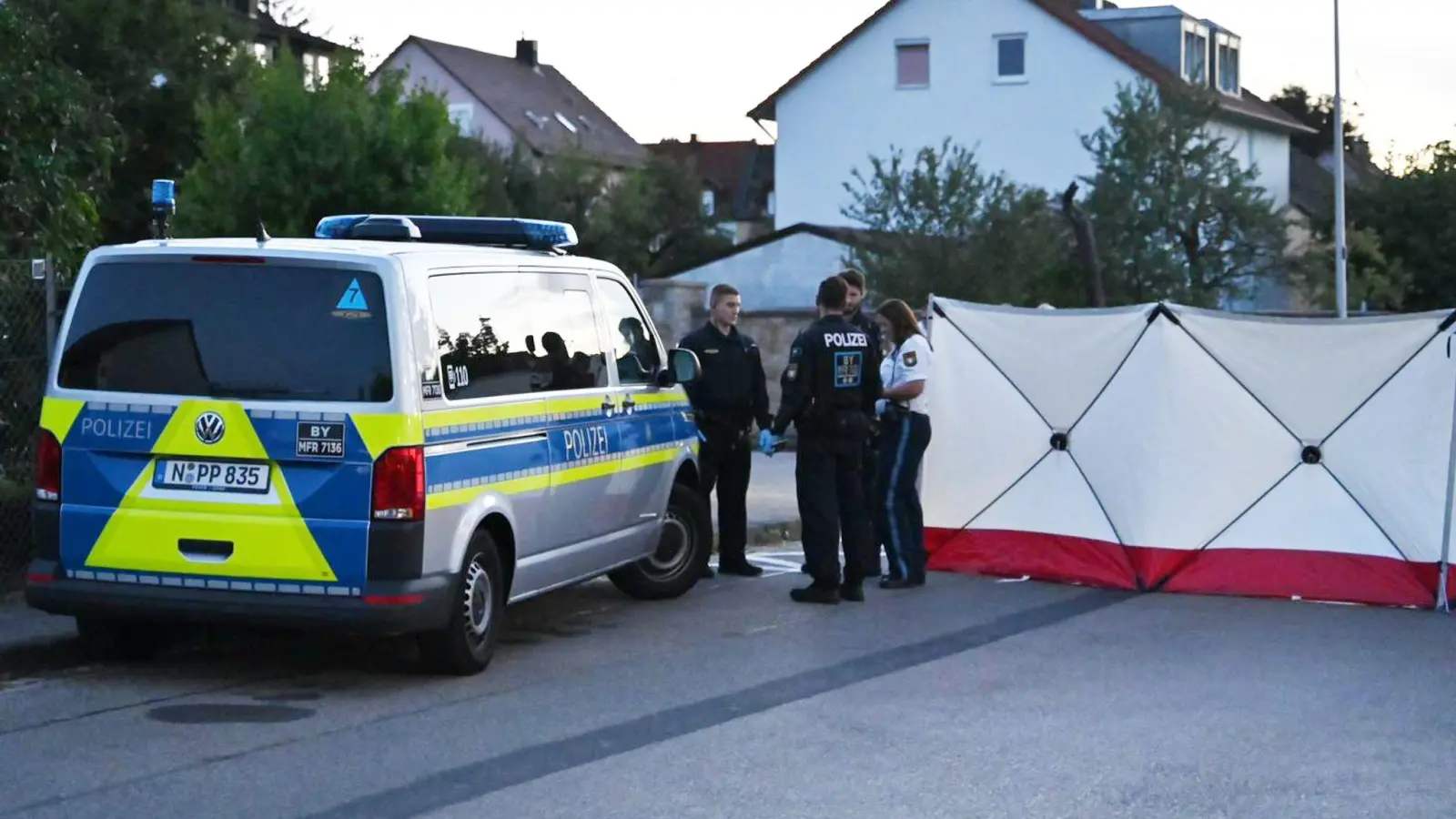 Polizisten nach dem Tod des Angreifers, der in Ansbach mindestens zwei Menschen mit einem Messer verletzt hat. (Foto: Bauernfeind/vifogra/dpa)