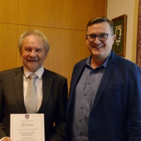 Gutenstettens Bürgermeister Dietmar Rückert (rechts) ehrte seinen Vorgänger Gerhard Eichner. (Foto: Johannes Zimmermann)