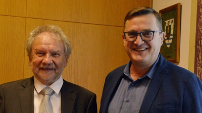 Gutenstettens Bürgermeister Dietmar Rückert (rechts) ehrte seinen Vorgänger Gerhard Eichner. (Foto: Johannes Zimmermann)