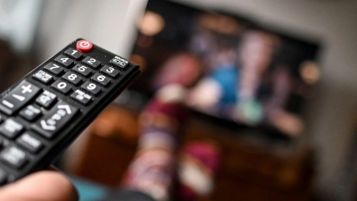 Die Zahl der TV-Zuschauer ist auch am populären Fernsehabend Sonntag deutlich rückläufig. (Foto: Britta Pedersen/dpa-Zentralbild/dpa)