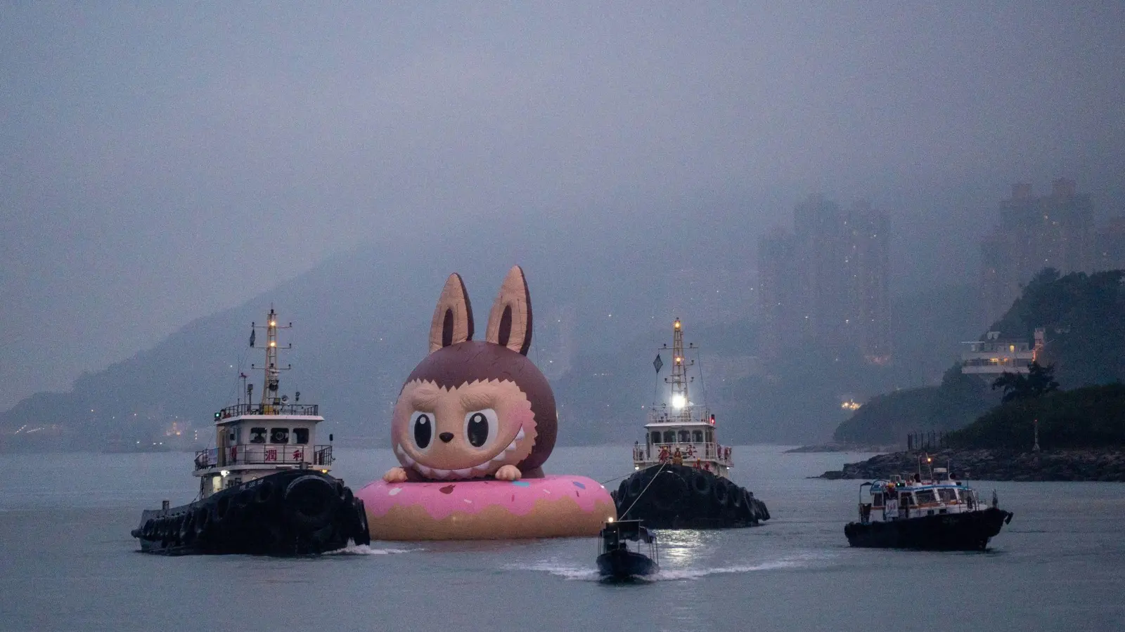 So sieht ein Labubu aus: Hier als große aufblasbare Figur in Hongkong. (Archivbild) (Foto: Vernon Yuen/Nexpher via ZUMA Press Wire/dpa)