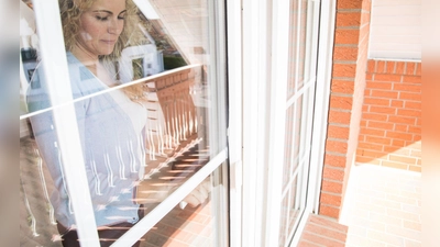 Sind die Fenster dicht, funktioniert die Mechanik, gibt es Schäden? Nach der Heizperiode lohnt sich ein kritischer Blick auf die Fenster. (Foto: Christin Klose/dpa-tmn)