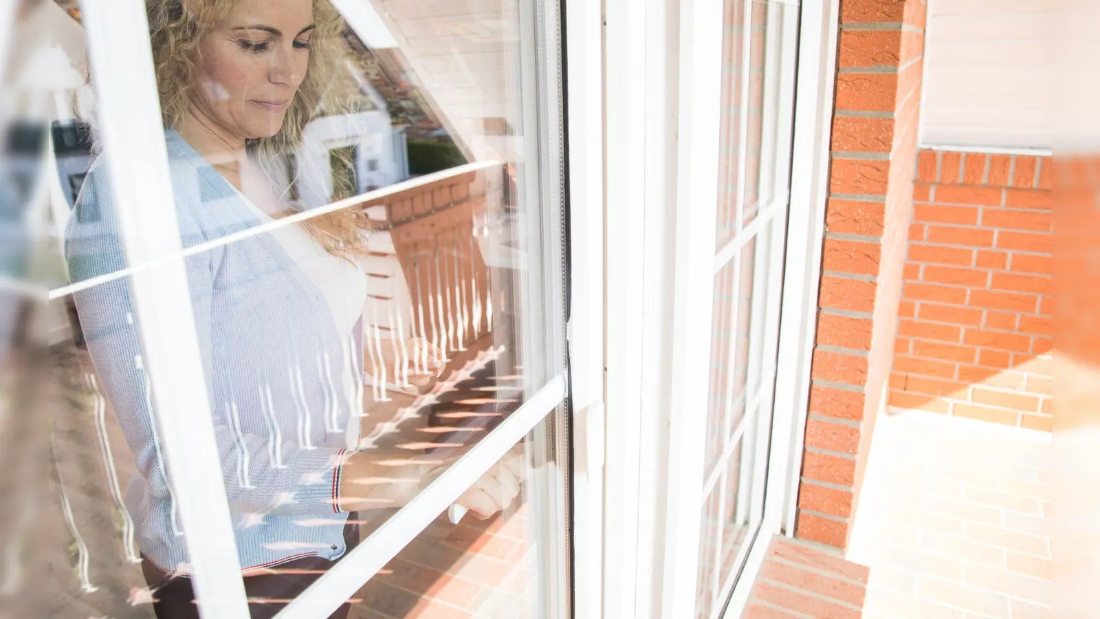 Sind die Fenster dicht, funktioniert die Mechanik, gibt es Schäden? Nach der Heizperiode lohnt sich ein kritischer Blick auf die Fenster. (Foto: Christin Klose/dpa-tmn)