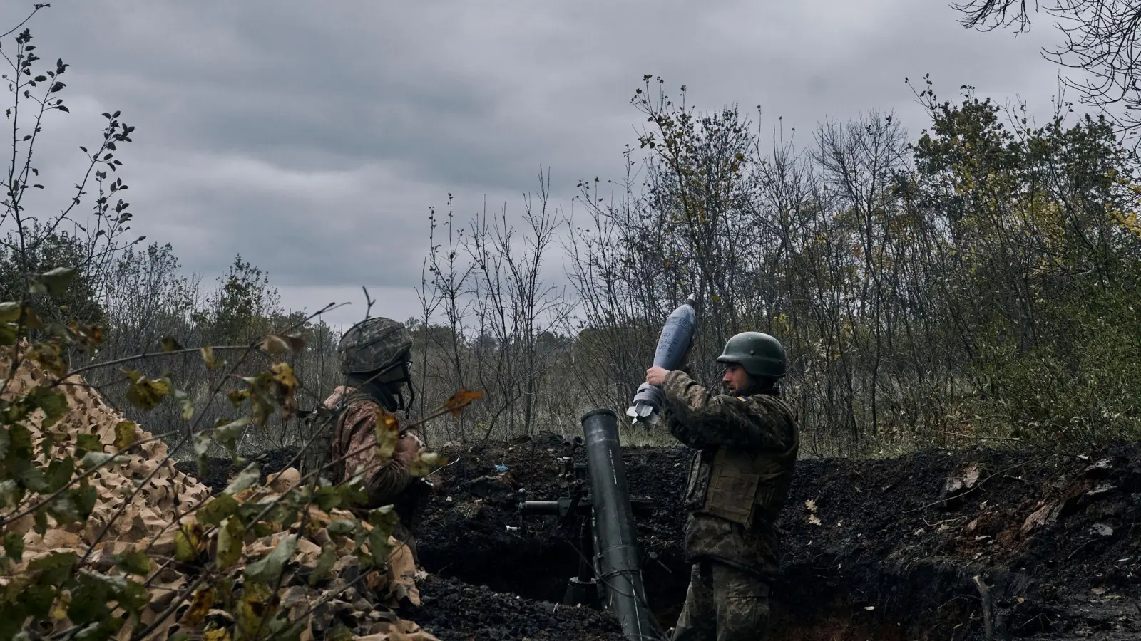 Ukrainische Soldaten beschießen nach ukrainischen Angaben russische Stellungen mit einem Granatwerfer. (Foto: Libkos/AP/dpa)