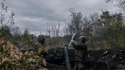 Ukrainische Soldaten beschießen nach ukrainischen Angaben russische Stellungen mit einem Granatwerfer. (Foto: Libkos/AP/dpa)