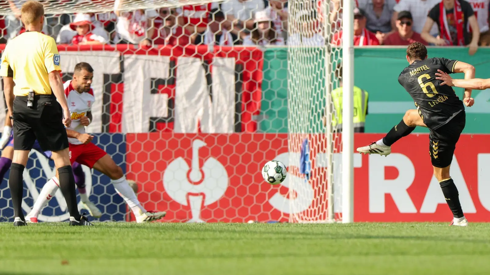 Die Kölner konnten in Regensburg erst spät jubeln. (Foto: Daniel Löb/dpa)