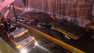 Rettungsteams arbeiten an der Stelle, an der eine Wand am Eingang eines Tunnels  in Santo Domingo eingestürzt ist. (Foto: Eddy Vittini/AP)