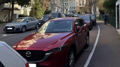 Sind Autos richtig oder falsch abgestellt? Fragen dieser Art führen zuweilen zu Streit – wie jetzt in Feuchtwangen. (Symbolbild: Oliver Herbst)